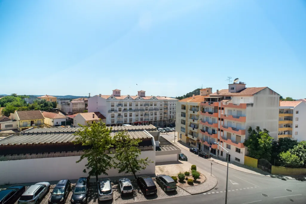 2-Bedroom Apartment in the Heart of Cadaval – Comfort, Location, and Potential!