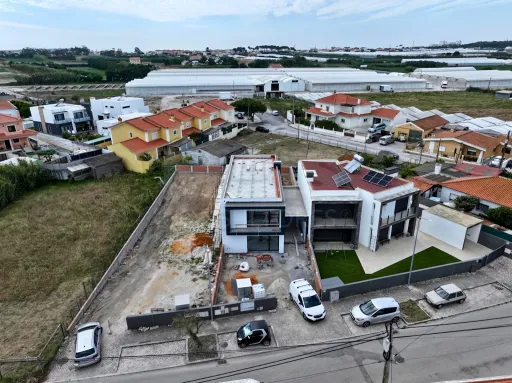 4 bedroom villa under construction w/ 1 Master Suite + 2 Suites, Garden & Parking !