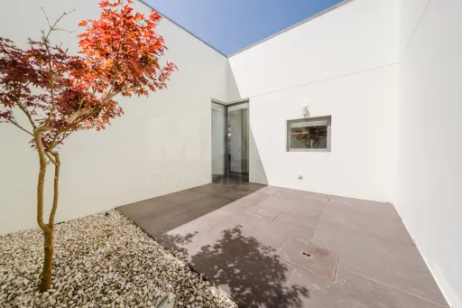 Moradia T4 com piscina inserida num Resort em lote com 1191m2
