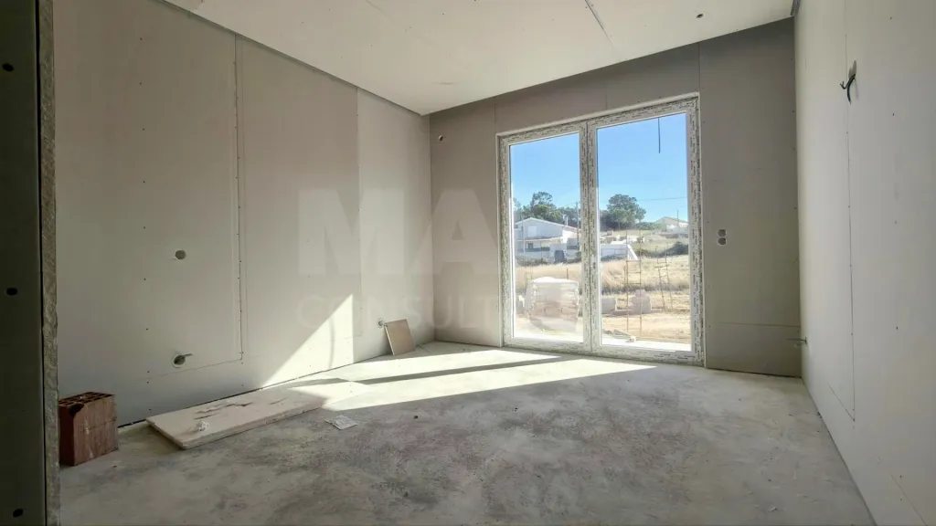 Moradia Térrea T4 com Suite Master, Piscina de Água Salgada, Garagem e Acabamentos Premium !