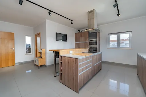 Moradia T4 térrea, semi-nova com terreno de 3500m2 em Salvaterra de Magos