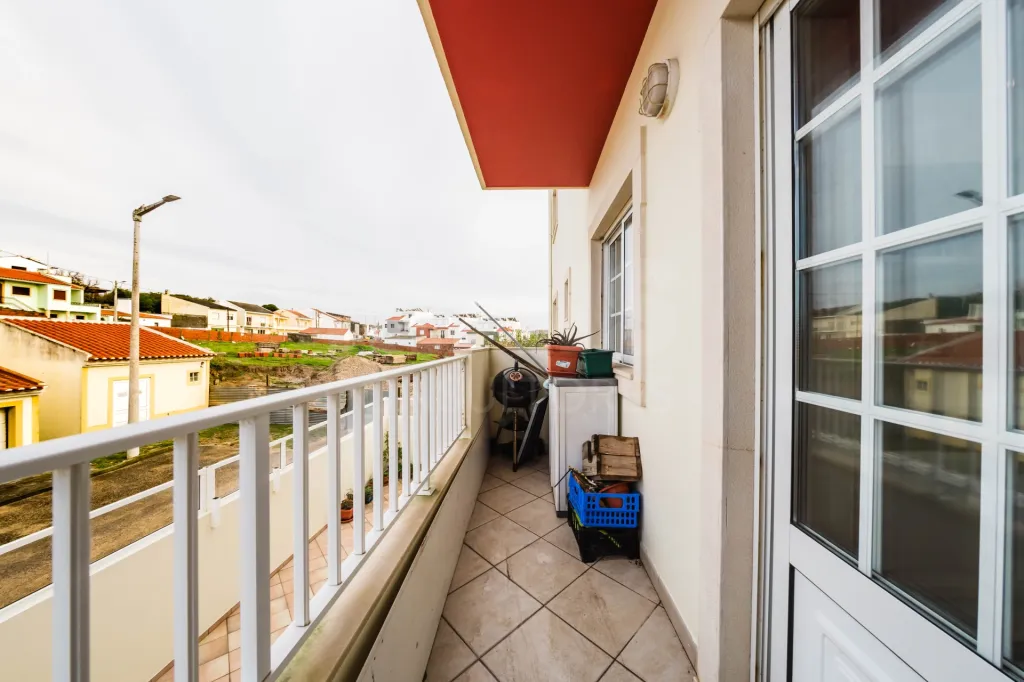Apartamento T3 com Aquecimento Central, Garagem, Varandas e Arrecadações – Ferrel / Baleal
