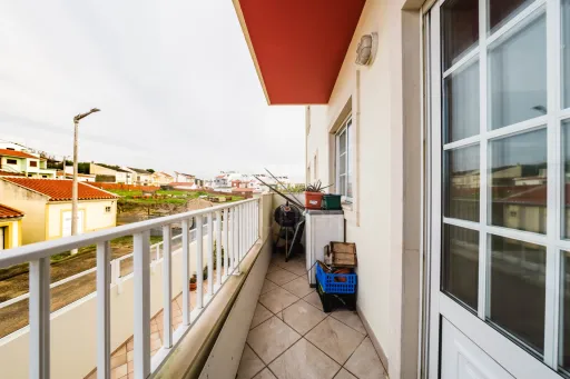 Apartamento T3 com Aquecimento Central, Garagem, Varandas e Arrecadações – Ferrel / Baleal