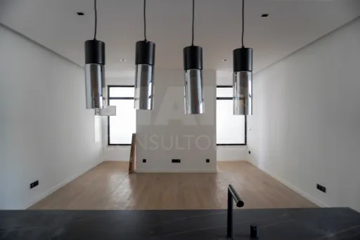 🏡 T0 Novo com 86 m² em Monte Abraão – Queluz