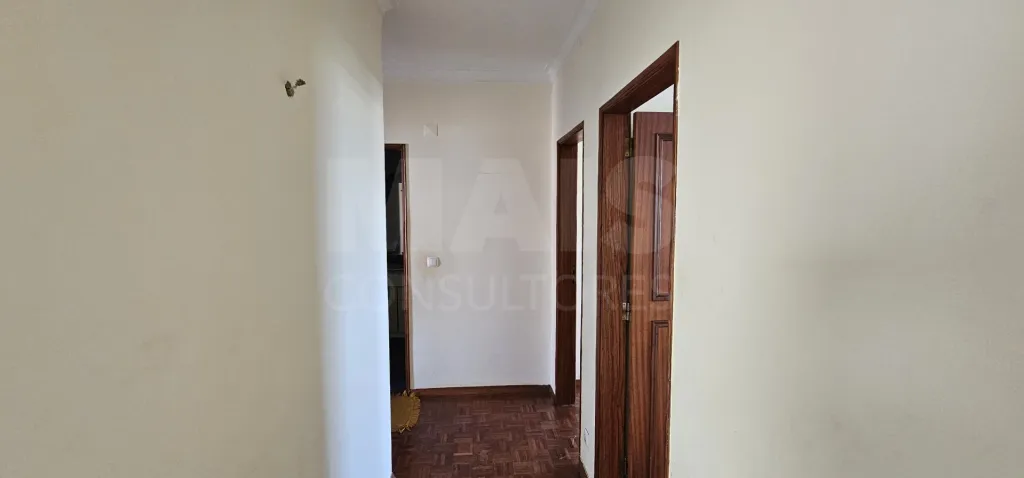 Apartamento T3 no Centro de Alpiarça | Áreas Generosas, Varandas e Excelente Localização