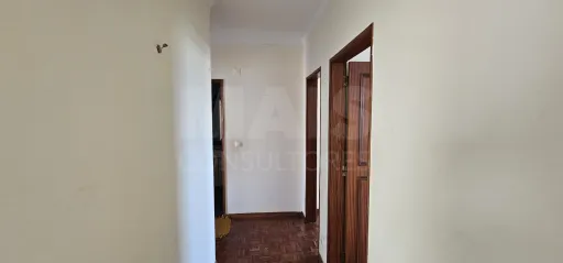 Apartamento T3 no Centro de Alpiarça | Áreas Generosas, Varandas e Excelente Localização