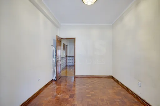 3-Bedroom Apartment with Excellent Sun Exposure | Balconies | Storage Room | Metro 600 m Away | Olival Basto – Odivelas