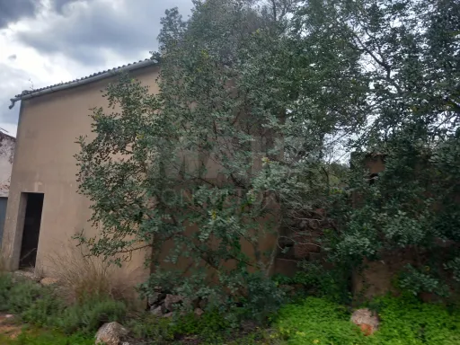 Casa com terreno com possível construção
