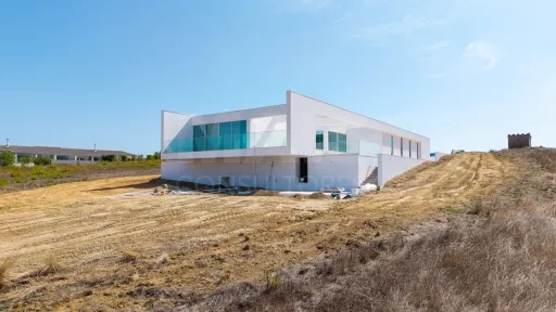 Moradia térrea T4 em terreno de 2 hectares no Carvalhal