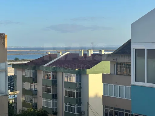 Apartamento T3 totalmente remodelado na Póvoa de Santa Iria com vista rio