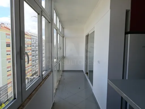 T2 em Carnide - Conforto, Luz e localização privilegiada.