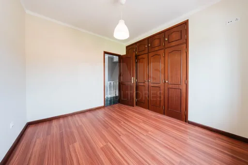 Moradia T4 em Olho Marinho | 260m² | Lote 734m²
