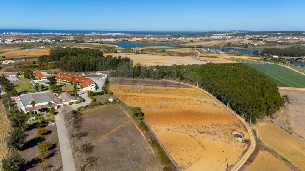 Parcela de terreno rústico de 2.350m2 em Atouguia da Baleia