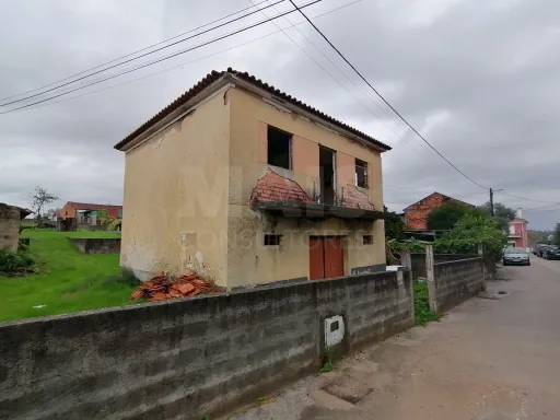 Moradia para recuperação em terreno de 1242 m2 - Mealhada