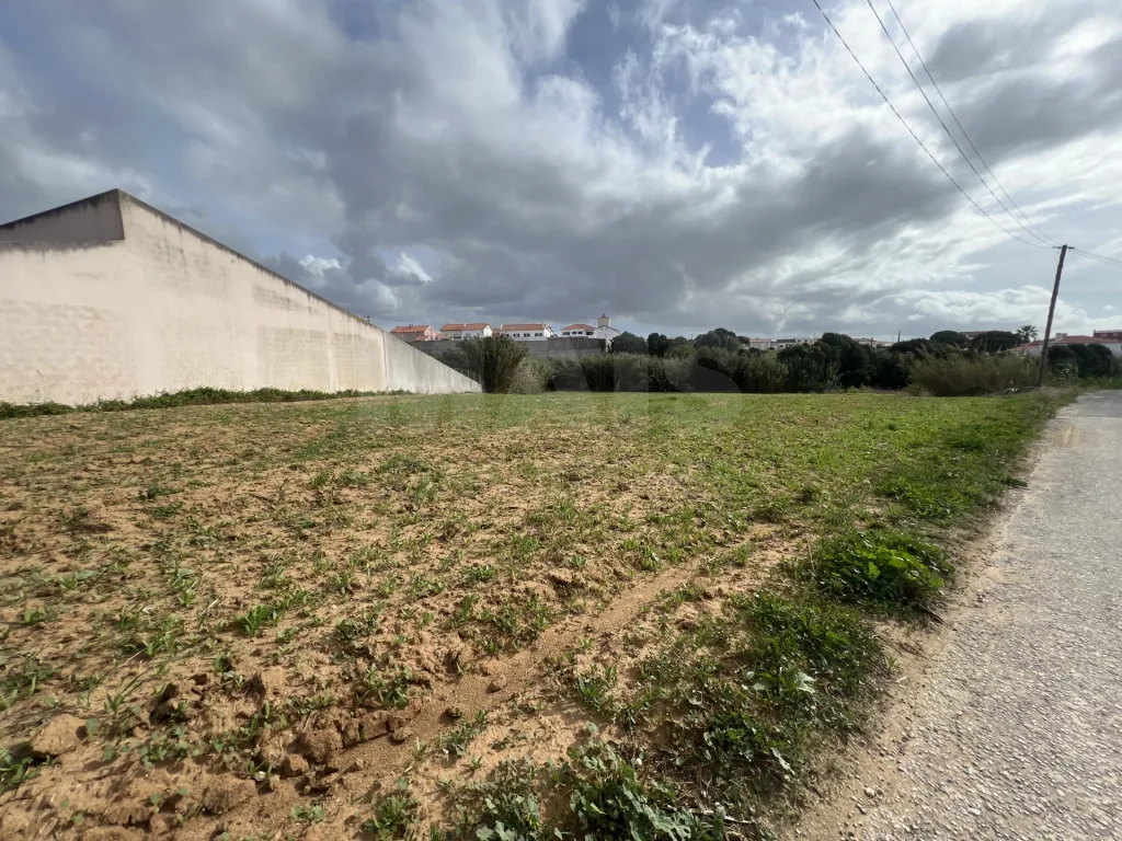 Terrenos Disponíveis em PDM Urbano Próximos das Praias do Oeste, com Fácil Acesso a Lisboa!