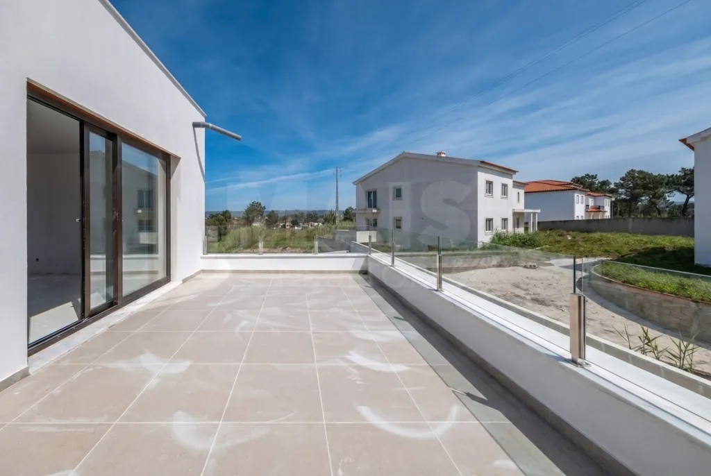 Moradia T3 (3 Suítes) com piscina e jardim - Salir do Porto