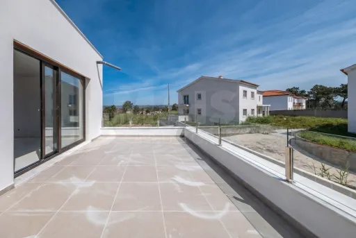 Moradia T3 (3 Suítes) com piscina e jardim - Salir do Porto