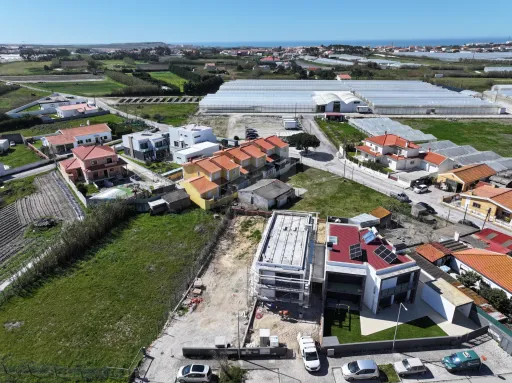 Moradia T4 c/ 1 Master Suite + 2 Suites, Jardim & Parqueamento !