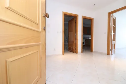 Apartamento T3 com Suíte, Elevador, Arrecadação e Terraço em Samora Coreia