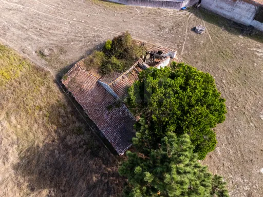 Terreno com ruína na Serra do Bouro