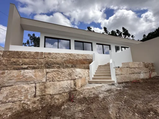 Modern 3-Bedroom Single-Storey House with Pool and Garden in Ribeira dos Amiais