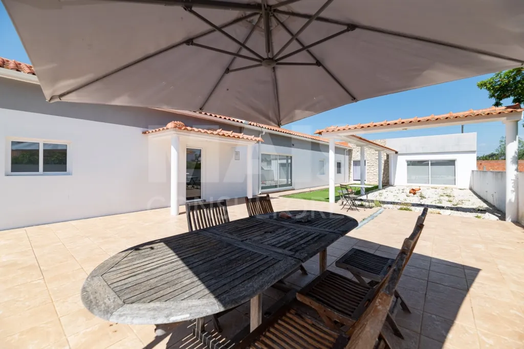 Moradia térrea T5 com 240m2 e Terreno de 1080m2 | Samora Correia