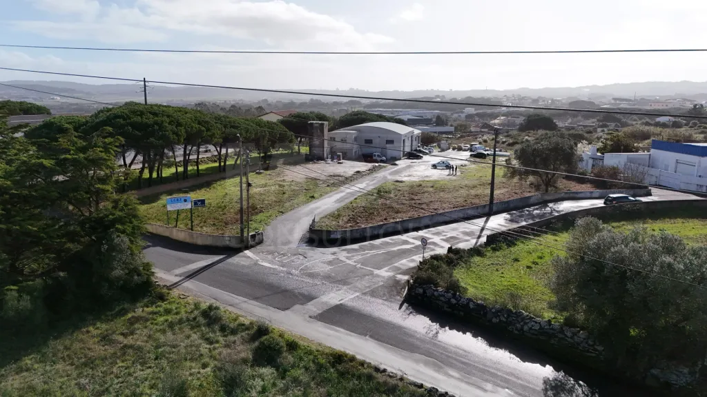 Armazém inserido em terreno de 9342m2 na Terrugem