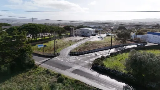 Armazém inserido em terreno de 9342m2 na Terrugem
