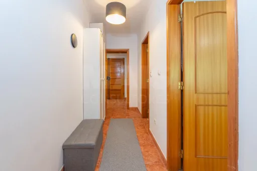 T2 com excelentes áreas, duas casas de banho e varandas em todas as divisões | Casal da Mira – Amadora