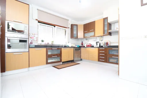 Apartamento T3 com Elevador, Box e Arrecadação, em Samora Correia