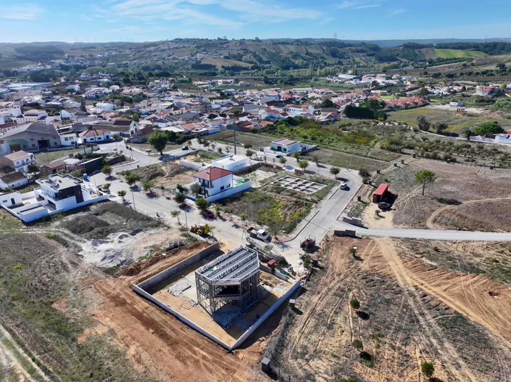 Moradia T3 Geminada c/ 1 Suite, Jardim, Parqueamento e Piscina! (LT2)