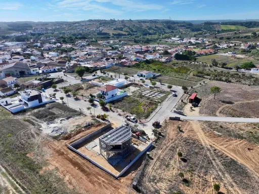 Moradia T3 Geminada c/ 1 Suite, Jardim, Parqueamento e Piscina! (LT2)