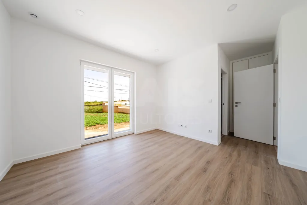 Exclusiva Moradia T4 Moderna com Conforto e Elegância Perto das Praias de Peniche