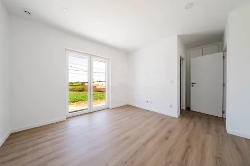 Exclusiva Moradia T4 Moderna com Conforto e Elegância Perto das Praias de Peniche