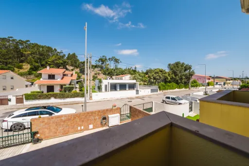 Moradia T4 com Jardim, Garagem e Churrasqueira no Centro de Olho Marinho – Óbidos