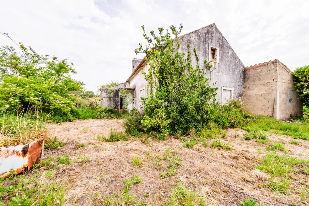 Moradia p/a restaurar c/ 225m2 de área em terreno c/ 6.473m2