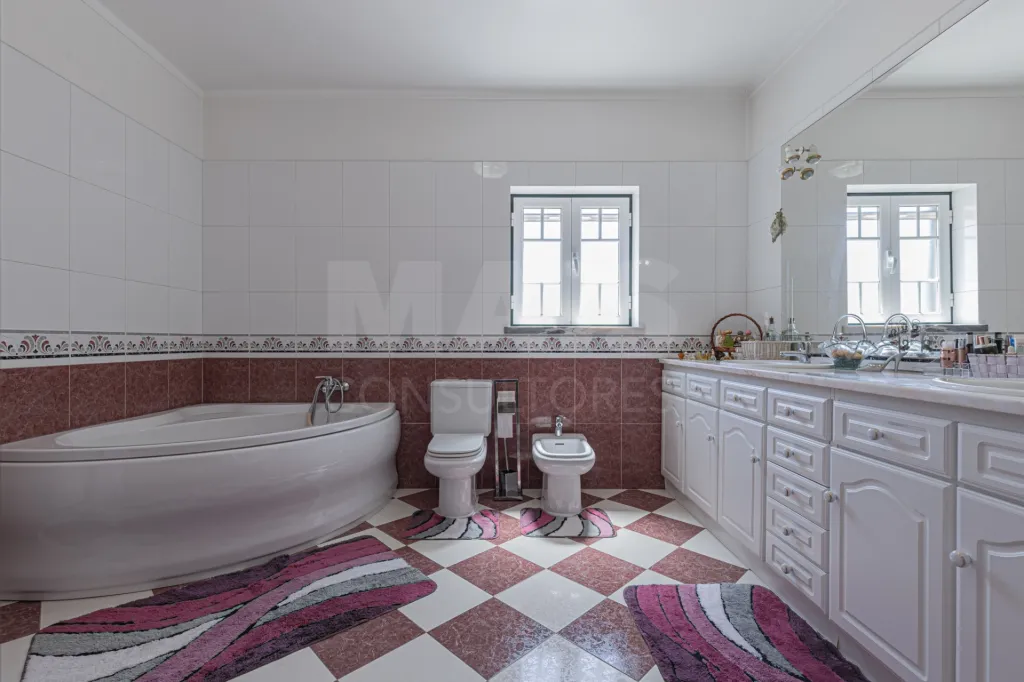 🏡✨ Moradia T4 em Alenquer com Piscina e Espaço de Convívio ao Ar Livre!