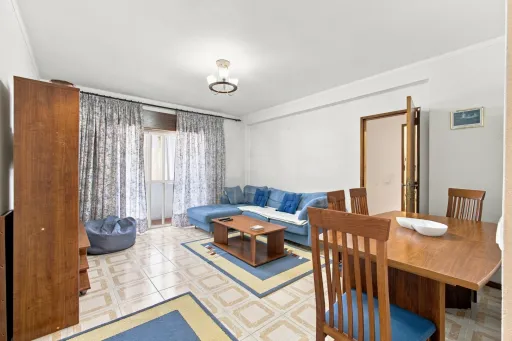 Apartamento T2 com marquise em Peniche
