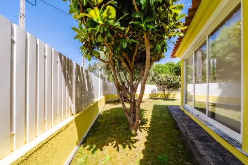 Moradia Térrea c/ piscina, árvores de fruto e garagem a 7 minutos da cidade