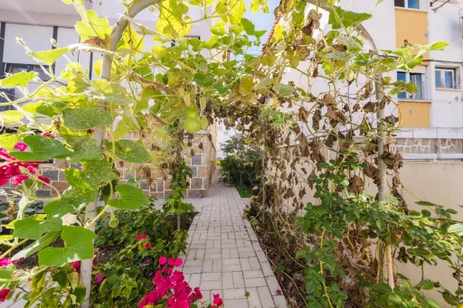 Building with 4 apartments, basement and garage in the center of Peniche