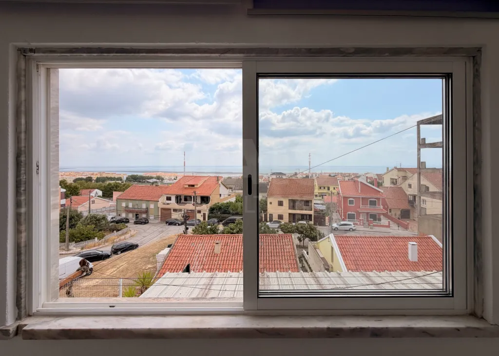 Prédio de Habitação e Comércio em Santa Iria de Azoia