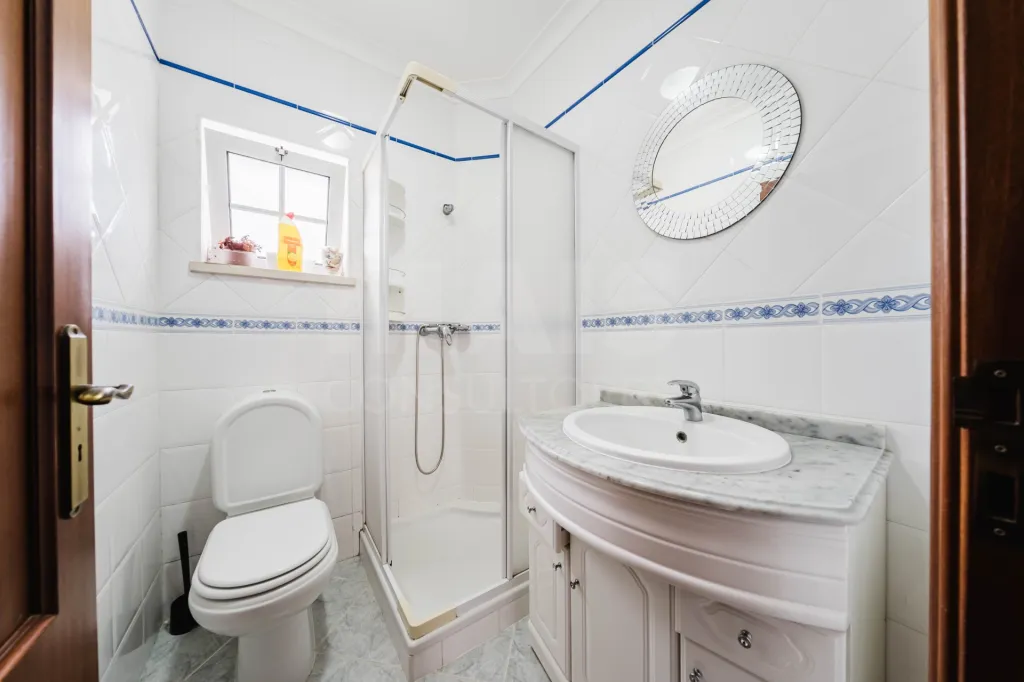 Apartamento T3 com Aquecimento Central, Garagem, Varandas e Arrecadações – Ferrel / Baleal
