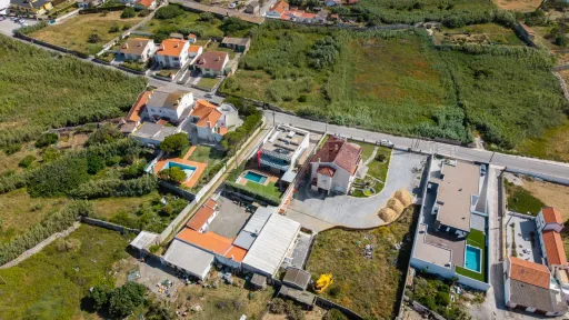 Deslumbrante Moradia T5 com Vista Mar, Piscina Privada e Excelente Exposição Solar