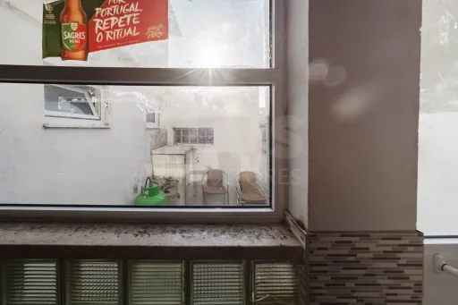 Prédio no centro de Peniche – com comércio e habitação, vista mar
