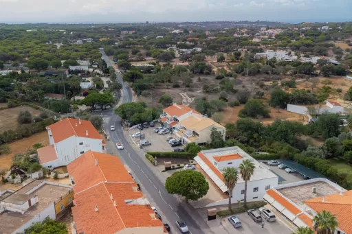 Moradia  Bi Familiar e serviços