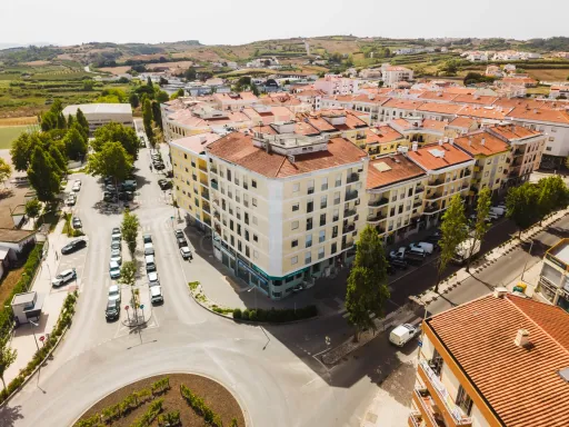 Spacious 3-Bedroom Apartment in Downtown Lourinhã with a Balcony and Terraces