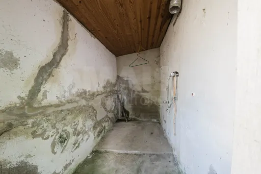 Quinta com duas moradias em ruína, poço e anexo com T0!