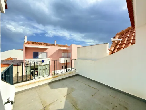 Moradia no coração de Peniche, totalmente renovada e com excelente potencial de investimento