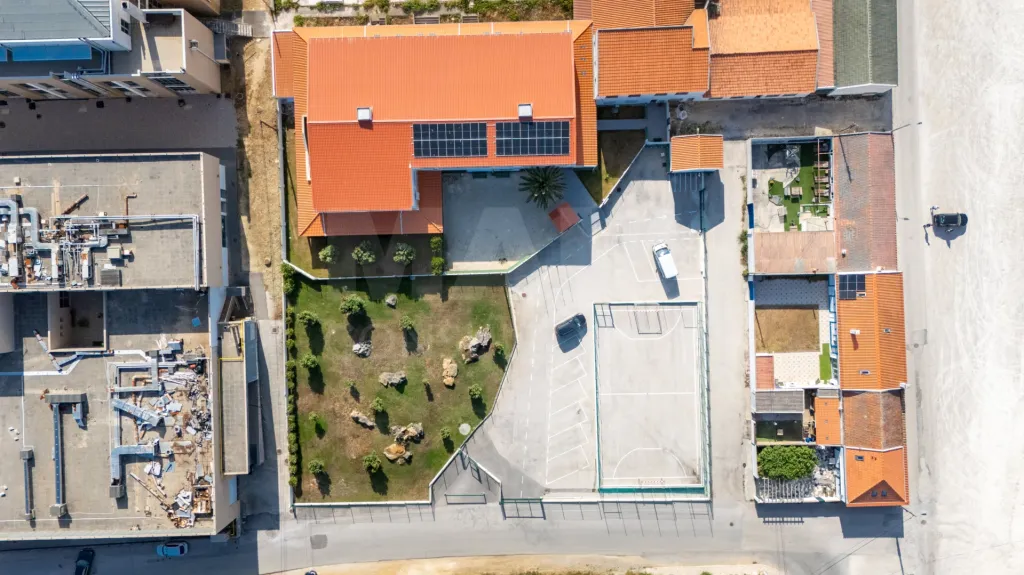 Edifício de 2 pisos em lote de 3750m2 em Peniche