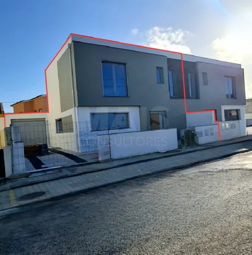 4 bedroom villa with garage, patio and garden